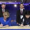 Bà Chris Gregoire (bên trái) và bà Li Xiaolin ký kết hiệp định tại Washington ngày 26/2. (Nguồn: AP) 