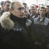 Ông Putin với các công nhân ở Vladivostok. (Nguồn: Internet).