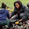 Bà Michelle Obama cùng với các em học sinh trồng rau tại khu vườn ở Nhà Trắng ngày 16/3. (Nguồn: Getty Images)