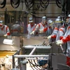 Các nhân viên Công ty điện Tokyo theo dõi hoạt động của bể chứa hạt nhân MOX (bên trong có chứa lò phản ứng) trong khu nhà đặt lò phản ứng số 3 của nhà máy điện hạt nhân Fukushima-1 tại thị trấn Okuma ở quận Futaba, tỉnh Fukushima ngày 21/8/2010. Ảnh tư l
