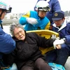 Bà Abe Sumi được các nhân viên cứu hộ chuẩn bị đưa lên máy bay. (Nguồn: PV/Vietnam+)
