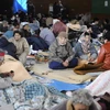 Những người sống sót trong thảm họa động đất sóng thần tại một trung tâm sơ tán ở thành phố Kamaishi, tỉnh Iwate ngày 16/3. (Nguồn: AFP/TTXVN)