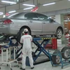Nhân viên Honda đang tiến hành kiểm tra xe. (Nguồn: Văn Xuyên/Vietnam+)
