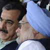 Thủ tướng Ấn Độ Manmohan Singh (phải) nói chuyện với Thủ tướng Pakistan Yusuf Raza Gilani khi đang xem trận bán kết Cúp Cricket giữa hai đội của hai nước ở Mohali ngày 30/3. (Nguồn: Reuters) 