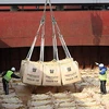 Lương thực viện trợ cho Triều Tiên được chuyển lên tàu tại cảng Gunsan, Hàn Quốc. Ảnh minh họa. (Nguồn: Reuters) 