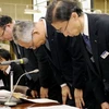 Chủ tịch Satoru Nishibori (ở giữa) và đại diện các ngân hàng khác cúi đầu xin lỗi về sự cố máy tính, tại trụ sở Ngân hàng Nhật Bản ở Tokyo ngày 18/3. (Nguồn: Kyodo) 