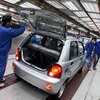 Công nhân Trung Quốc kiểm tra các mẫu xe của Chery tại một nhà máy của hãng này ở tỉnh An Huy. (Nguồn: AFP)