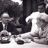 Nhà báo Wilfred Burchett phỏng vấn Chủ tịch Hồ Chí Minh tại Hà Nội tháng 5/1966. (Ảnh do con trai nhà báo Wilfred Burchett cung cấp)