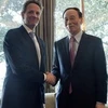 Bộ trưởng Tài chính Mỹ Timothy F. Geithner bắt tay Phó Thủ tướng Trung Quốc Vương Kỳ Sơn. (Nguồn: AP)