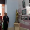 Quan khách tham quan triển lãm “Hồ Chí Minh - Người là niềm tin tất thắng." (Ảnh: Thanh Vũ/TTXVN)