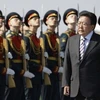 Tổng thống Mông Cổ Tsakhia Elbegdorj duyệt đội danh dự trong lễ đón tại sân bay Sheremetyevo, Mátxcơva ngày 30/5. (Nguồn: AP) 
