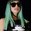 Lady Gaga bê một tách trà có dòng chữ "Cầu nguyện cho Nhật Bản" trong buổi họp báo tại Tokyo ngày 23/6. (Nguồn: Getty Images) 