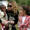 Madonna bế con nuôi David đi cùng con gái Lourdes. (Nguồn: Dailymai)