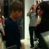 Justin Bieber và Selena Gomez trong cửa hàng Armani Exchange hôm 28/6. (Nguồn: Internet)