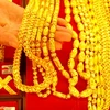 Vàng trang sức được bày bán tại một cửa hàng ở thành phố Lianyungang, tỉnh Giang Tô, miền Đông Trung Quốc. Ảnh minh họa. (Nguồn: THX/TTXVN)