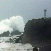 Những con sóng lớn xô vào Mũi Shiono Misaki tại Kushimoto, Nhật Bản ngày 19/7. Bão Maon tràn vào Nhật Bản gây mưa to kèm gió mạnh. (Nguồn: AP)