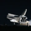 Tàu con thoi Atlantis hạ cánh xuống Trung tâm Vũ trụ Kennedy. (Nguồn: AFP/TTXVN)