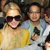 Paris Hilton tới sân bay quốc tế Ninoy Aquino tại Manila, Philippines ngày 14/8. (Nguồn: AP).