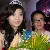 Thí sinh Nguyễn Phương Dung giành vương miện Miss VSAM 2001. (Nguồn: Xuân Triển/Vietnam+ )