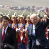 Thủ tướng Mông Cổ Sukhbaatar Batbold (trái) đón Phó Tổng thống Joe Biden (phải) tại sân bay quốc tế Chinggis Khaan ở Ulan Bator. (Nguồn: AFP/TTXVN)
