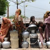 Cảnh xếp hàng lấy nước dùng tại Bangladesh. (Nguồn: AFP/TTXVN)