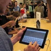 Người dân Mỹ với máy tính bảng iPad của Apple. (Nguồn: AFP/TTXVN)