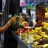 Tại cửa hàng bán đồ trang sức vàng ở Hong Kong, Trung Quốc. (Nguồn: AFP/TTXVN)