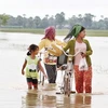 Người dân ở tỉnh Prey Veng lội trong nước lũ. (Nguồn: kimedia)