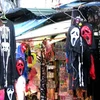 Đồ hóa trang được bày bán trên phố Hàng Mã. (Ảnh: Hồng Kiều/Vietnam+)