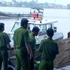 Cảnh sát giao thông đường thủy kiểm tra phương tiện đang khai thác cát trên sông Đồng Nai. (Nguồn: sggp.org.vn)