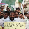 Người dân Pakistan giương khẩu hiệu phản đối cuộc không kích của NATO, hôm 13/12. (Nguồn: Getty Images)