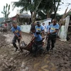 Nhân viên cứu hộ chuyển xác nạn nhân bão Washi ở Cagayan de Oro trên đảo Mindanao, ngày 18/12. (Nguồn: AFP/TTXVN)