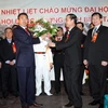 Chủ tịch Hội đồng Nhân dân tỉnh Ninh Bình và Đại biện lâm thời Đại sứ quán Việt Nam tại Đức chúc mừng Ban chấp hành Hội. (Ảnh: PV/Vietnam+)