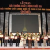 Đại diện các doanh nghiệp nhận giải vàng giải thưởng Chất lượng Quốc gia năm 2010. (Ảnh: Anh Tuấn/TTXVN)