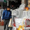 Khách hàng chọn mua thiết bị sưởi ấm tại một cửa hàng trên phố Nguyễn Lương Bằng, Hà Nội. (Ảnh: Danh Lam/TTXVN)