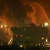 Đội cứu hỏa đang cố gắng dập lửa trên tàu Yekaterinburg. (Nguồn: RIA Novosti)