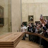 Du khách chen lấn để nhìn tận mắt bức họa Mona Lisa tại bảo tàng Louvre.(Nguồn: telegraph.co.uk)