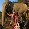 Meena Chaudhary bên cạnh chú voi của mình. (Nguồn: canada.com)