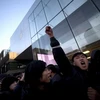 Một thanh niên hò hét bên ngoài cửa hàng của Apple ở Bắc Kinh. (Nguồn: Bloomberg)