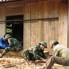 Bộ đội biên phòng giúp dựng nhà giúp người nghèo. (Nguồn: nghean24h)