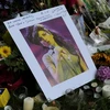 Hoa và ảnh được đặt gần ngôi nhà nơi tìm thấy tử thi ca sỹ Winehouse hồi tháng 7/2011. (Nguồn: AFP/TTXVN)
