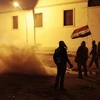 Người biểu tình đứng trong khu vực tràn ngập khí gas tại Cairo ngày 2/2. (Nguồn: Getty Images )