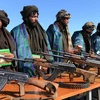 Các tay súng Taliban giao nộp vũ khí cho nhà chức trách ngày 30/1. (Nguồn: THX/TTXVN)