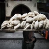 Một người dân bán bánh mỳ tại Ai Cập. (Nguồn: AFP)