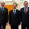 Chủ tịch EC Barroso (bên phải), Chủ tịch EU Rompuy (bên trái) và Thủ tướng Trung Quốc Ôn Gia Bảo chụp ảnh kỷ niệm trước khi diễn ra hội nghị ngày 14/2. (Nguồn: AFP)
