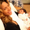 Beyonce bế con gái yêu Blue Ivy Carter. (Nguồn: skyliving.sky.com)