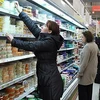 Người dân Nga đi mua hàng tại một siêu thị ở Moscow. (Nguồn: AFP)