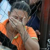 Người thân của các phạm nhân tụ tập trước nhà tù Comayagua sau khi vụ cháy xảy ra. (Nguồn: AFP/TTXVN)
