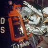 Phi hành gia John Glen vào tàu không gian Friendship 7 chuẩn bị cho chuyến bay quanh Trái Đất ngày 20/2/1962. (Nguồn: NASA) 