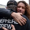 Thành viên của nhóm Sea Shepherd chúc mừng Erwin Vermeulen (bên phải) sau khi anh này được tòa xử trắng án. (Nguồn: france24)